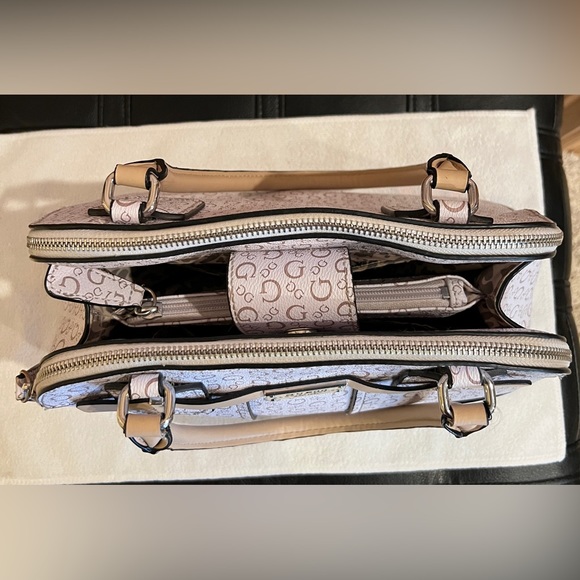 Guess Purse - Picture 9 of 9